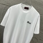 P75 Gu* 古驰* 2026春夏新款 双G胸前Gucci字母. 刺绣工艺 短袖T恤 定制双纱平纹纯棉面料 男女同款 颜色：黑色 白色 尺码： S （90-130斤） M （120-150斤） L （140-165斤） XL （160-180斤） XXL （180-210斤）