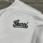 P75 Gu* 古驰* 2026春夏新款 双G胸前Gucci字母. 刺绣工艺 短袖T恤 定制双纱平纹纯棉面料 男女同款 颜色：黑色 白色 尺码： S （90-130斤） M （120-150斤） L （140-165斤） XL （160-180斤） XXL （180-210斤）
