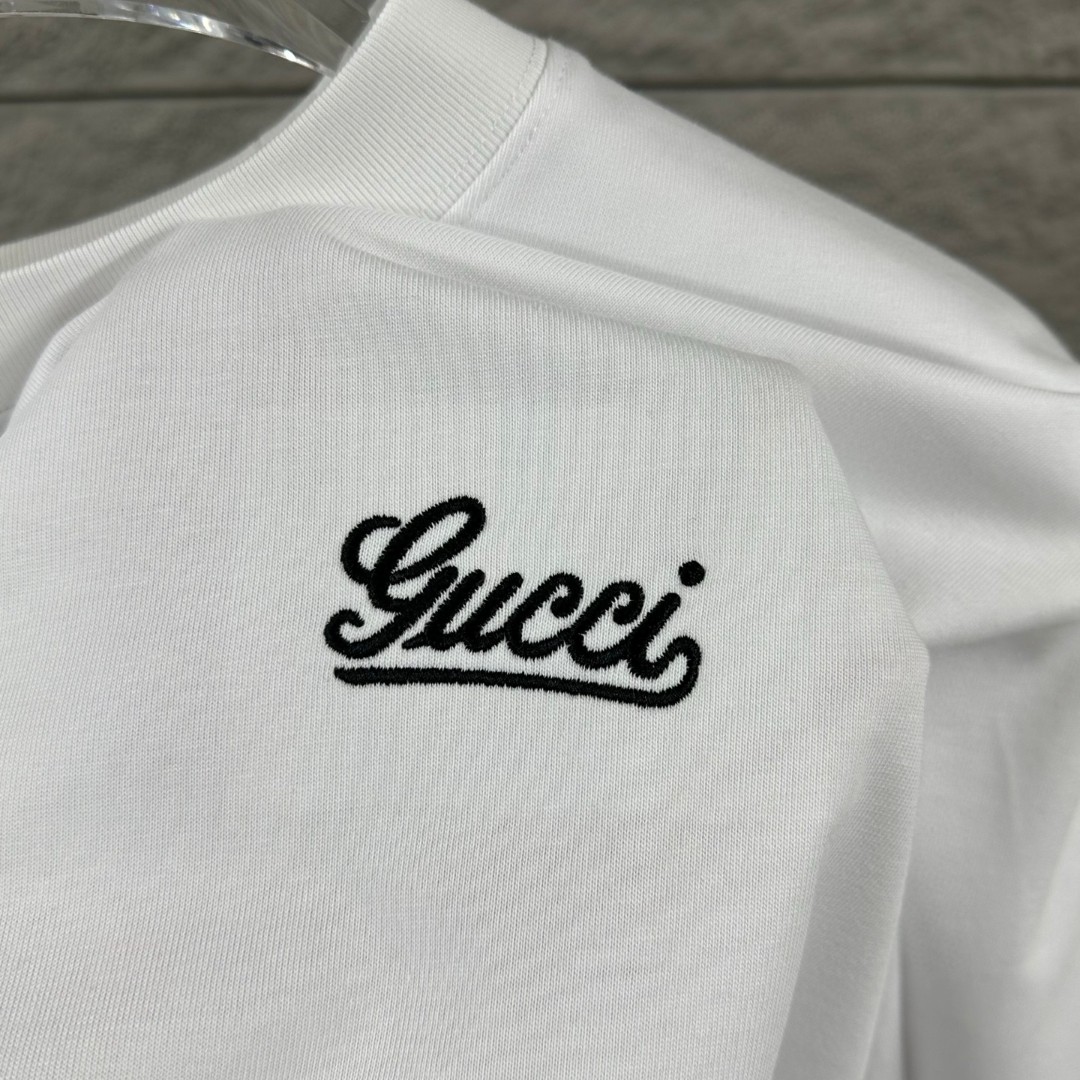 P75 Gu* 古驰* 2026春夏新款 双G胸前Gucci字母. 刺绣工艺 短袖T恤 定制双纱平纹纯棉面料 男女同款 颜色：黑色 白色 尺码： S （90-130斤） M （120-150斤） L （140-165斤） XL （160-180斤） XXL （180-210斤）