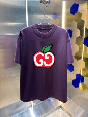 P70 GUCC* 古驰 2026春夏新款 个性字母印花工艺设计 高端版本！透气舒适度高，定制双纱平纹纯棉面料 宽松版短袖圆领T恤 男女同款 吊牌 领标 洗水唛 三标齐全 颜色: 黑色 白色 杏色 紫色 尺码：S M L XL XXL