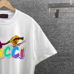 P80 Gucc* 古*驰* 2026春夏新款 独家版个性字母logo印花设计 短袖T恤 定制双纱平纹纯棉面料 男女同款 颜色：黑色 白色 杏色 尺码： S （90-130斤） M （120-150斤） L （140-165斤） XL （160-180斤） XXL （180-210斤）