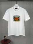 P70 实拍图 顶级版本 GUCCI古驰 #0418 春夏款短袖T恤 老花满花 短袖T恤 男女同款 采用320克双纱面料，1*1索罗娜罗纹， 进口数码白墨直喷，3D浮雕效果，更加立体，精度与色彩的盛宴，色彩高清细节，区别普通胶浆印花更加透气 不开裂 不掉色，能确保图案的清晰度和色彩鲜艳度。耐水洗和耐磨性优于普通胶浆。 2026ss官方同步 高版本 高品质 时尚个性 百搭潮流 纯原品质 原版面料 吊牌 领标 水洗麦 三标齐全 颜色：白色 码数：XS S M L