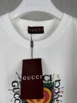P70 实拍图 顶级版本 GUCCI古驰 #0418 春夏款短袖T恤 老花满花 短袖T恤 男女同款 采用320克双纱面料，1*1索罗娜罗纹， 进口数码白墨直喷，3D浮雕效果，更加立体，精度与色彩的盛宴，色彩高清细节，区别普通胶浆印花更加透气 不开裂 不掉色，能确保图案的清晰度和色彩鲜艳度。耐水洗和耐磨性优于普通胶浆。 2026ss官方同步 高版本 高品质 时尚个性 百搭潮流 纯原品质 原版面料 吊牌 领标 水洗麦 三标齐全 颜色：白色 码数：XS S M L
