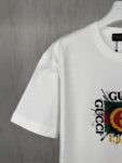 P70 实拍图 顶级版本 GUCCI古驰 #0418 春夏款短袖T恤 老花满花 短袖T恤 男女同款 采用320克双纱面料，1*1索罗娜罗纹， 进口数码白墨直喷，3D浮雕效果，更加立体，精度与色彩的盛宴，色彩高清细节，区别普通胶浆印花更加透气 不开裂 不掉色，能确保图案的清晰度和色彩鲜艳度。耐水洗和耐磨性优于普通胶浆。 2026ss官方同步 高版本 高品质 时尚个性 百搭潮流 纯原品质 原版面料 吊牌 领标 水洗麦 三标齐全 颜色：白色 码数：XS S M L