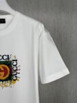 P70 实拍图 顶级版本 GUCCI古驰 #0418 春夏款短袖T恤 老花满花 短袖T恤 男女同款 采用320克双纱面料，1*1索罗娜罗纹， 进口数码白墨直喷，3D浮雕效果，更加立体，精度与色彩的盛宴，色彩高清细节，区别普通胶浆印花更加透气 不开裂 不掉色，能确保图案的清晰度和色彩鲜艳度。耐水洗和耐磨性优于普通胶浆。 2026ss官方同步 高版本 高品质 时尚个性 百搭潮流 纯原品质 原版面料 吊牌 领标 水洗麦 三标齐全 颜色：白色 码数：XS S M L