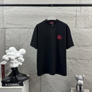 P75 Gu* 古驰* 2026春夏新款 双G胸前Gucci字母. 刺绣工艺 短袖T恤 定制双纱平纹纯棉面料 男女同款 颜色：黑色 白色 尺码： S （90-130斤） M （120-150斤） L （140-165斤） XL （160-180斤） XXL （180-210斤）