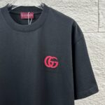 weigou_207974_3_cc1737acab P75 Gu* 古驰* 2026春夏新款 双G胸前Gucci字母. 刺绣工艺 短袖T恤 定制双纱平纹纯棉面料 男女同款 颜色:黑色 白色 尺码: S (90-130斤) M (120-150斤) L (140-165斤) XL (160-180斤) XXL (180-210斤)