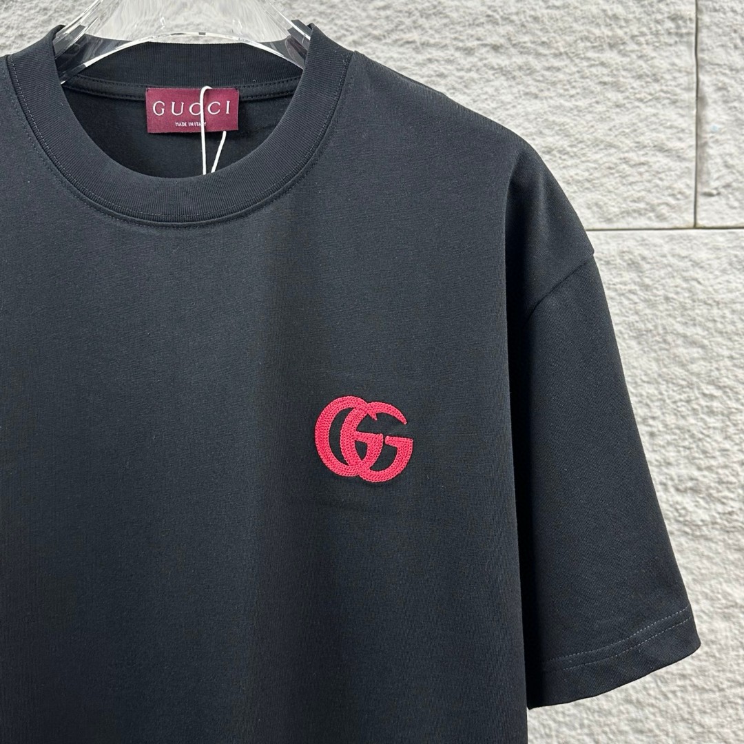 weigou_207974_3_cc1737acab P75 Gu* 古驰* 2026春夏新款 双G胸前Gucci字母. 刺绣工艺 短袖T恤 定制双纱平纹纯棉面料 男女同款 颜色:黑色 白色 尺码: S (90-130斤) M (120-150斤) L (140-165斤) XL (160-180斤) XXL (180-210斤)