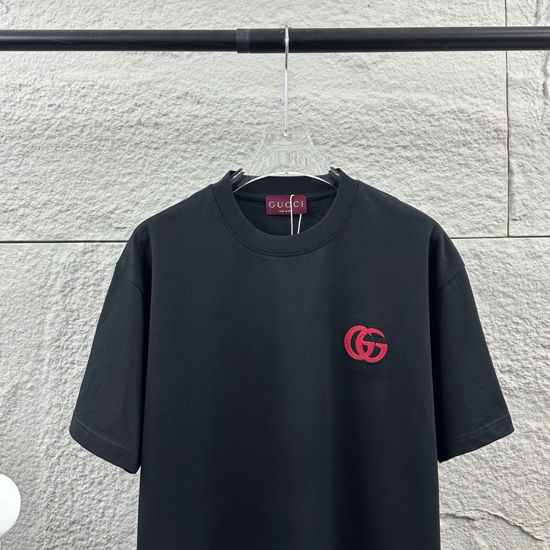 weigou_207974_6_202f349e55 P75 Gu* 古驰* 2026春夏新款 双G胸前Gucci字母. 刺绣工艺 短袖T恤 定制双纱平纹纯棉面料 男女同款 颜色:黑色 白色 尺码: S (90-130斤) M (120-150斤) L (140-165斤) XL (160-180斤) XXL (180-210斤)