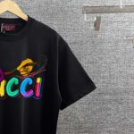 P80 Gucc* 古*驰* 2026春夏新款 独家版个性字母logo印花设计 短袖T恤 定制双纱平纹纯棉面料 男女同款 颜色：黑色 白色 杏色 尺码： S （90-130斤） M （120-150斤） L （140-165斤） XL （160-180斤） XXL （180-210斤）