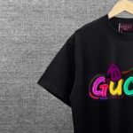 P80 Gucc* 古*驰* 2026春夏新款 独家版个性字母logo印花设计 短袖T恤 定制双纱平纹纯棉面料 男女同款 颜色：黑色 白色 杏色 尺码： S （90-130斤） M （120-150斤） L （140-165斤） XL （160-180斤） XXL （180-210斤）