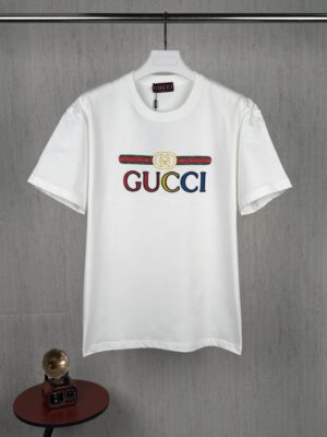 P70 实拍图 顶级版本 GUCCI古驰 #0417 春夏款短袖T恤 经典logo图案短袖T恤 男女同款 采用320克双纱面料，1*1索罗娜罗纹， 进口数码白墨直喷，3D浮雕效果，更加立体，精度与色彩的盛宴，色彩高清细节，区别普通胶浆印花更加透气 不开裂 不掉色，能确保图案的清晰度和色彩鲜艳度。耐水洗和耐磨性优于普通胶浆。 2026ss官方同步 高版本 高品质 时尚个性 百搭潮流 纯原品质 原版面料 吊牌 领标 水洗麦 三标齐全 颜色：白色 码数：XS S M L