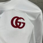 P75 Gu* 古驰* 2026春夏新款 双G胸前Gucci字母. 刺绣工艺 短袖T恤 定制双纱平纹纯棉面料 男女同款 颜色：黑色 白色 尺码： S （90-130斤） M （120-150斤） L （140-165斤） XL （160-180斤） XXL （180-210斤）