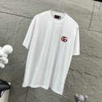 P75 Gu* 古驰* 2026春夏新款 双G胸前Gucci字母. 刺绣工艺 短袖T恤 定制双纱平纹纯棉面料 男女同款 颜色：黑色 白色 尺码： S （90-130斤） M （120-150斤） L （140-165斤） XL （160-180斤） XXL （180-210斤）