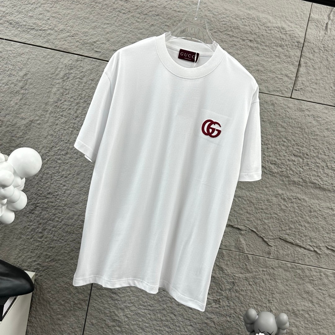 P75 Gu* 古驰* 2026春夏新款 双G胸前Gucci字母. 刺绣工艺 短袖T恤 定制双纱平纹纯棉面料 男女同款 颜色：黑色 白色 尺码： S （90-130斤） M （120-150斤） L （140-165斤） XL （160-180斤） XXL （180-210斤）