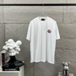 P75 Gu* 古驰* 2026春夏新款 双G胸前Gucci字母. 刺绣工艺 短袖T恤 定制双纱平纹纯棉面料 男女同款 颜色：黑色 白色 尺码： S （90-130斤） M （120-150斤） L （140-165斤） XL （160-180斤） XXL （180-210斤）