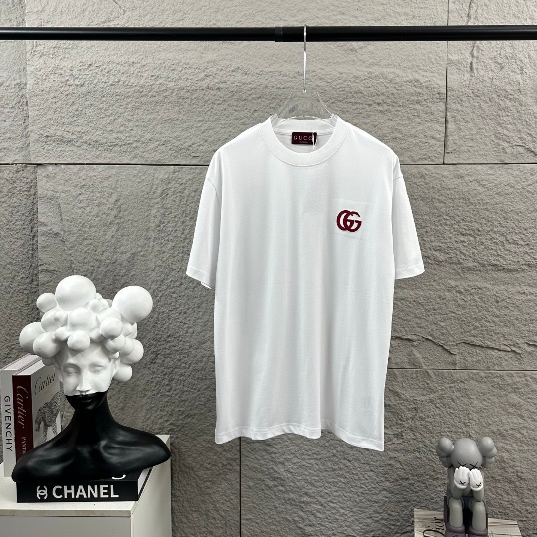 P75 Gu* 古驰* 2026春夏新款 双G胸前Gucci字母. 刺绣工艺 短袖T恤 定制双纱平纹纯棉面料 男女同款 颜色：黑色 白色 尺码： S （90-130斤） M （120-150斤） L （140-165斤） XL （160-180斤） XXL （180-210斤）