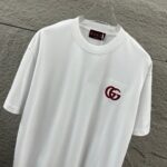 P75 Gu* 古驰* 2026春夏新款 双G胸前Gucci字母. 刺绣工艺 短袖T恤 定制双纱平纹纯棉面料 男女同款 颜色：黑色 白色 尺码： S （90-130斤） M （120-150斤） L （140-165斤） XL （160-180斤） XXL （180-210斤）