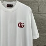 P75 Gu* 古驰* 2026春夏新款 双G胸前Gucci字母. 刺绣工艺 短袖T恤 定制双纱平纹纯棉面料 男女同款 颜色：黑色 白色 尺码： S （90-130斤） M （120-150斤） L （140-165斤） XL （160-180斤） XXL （180-210斤）