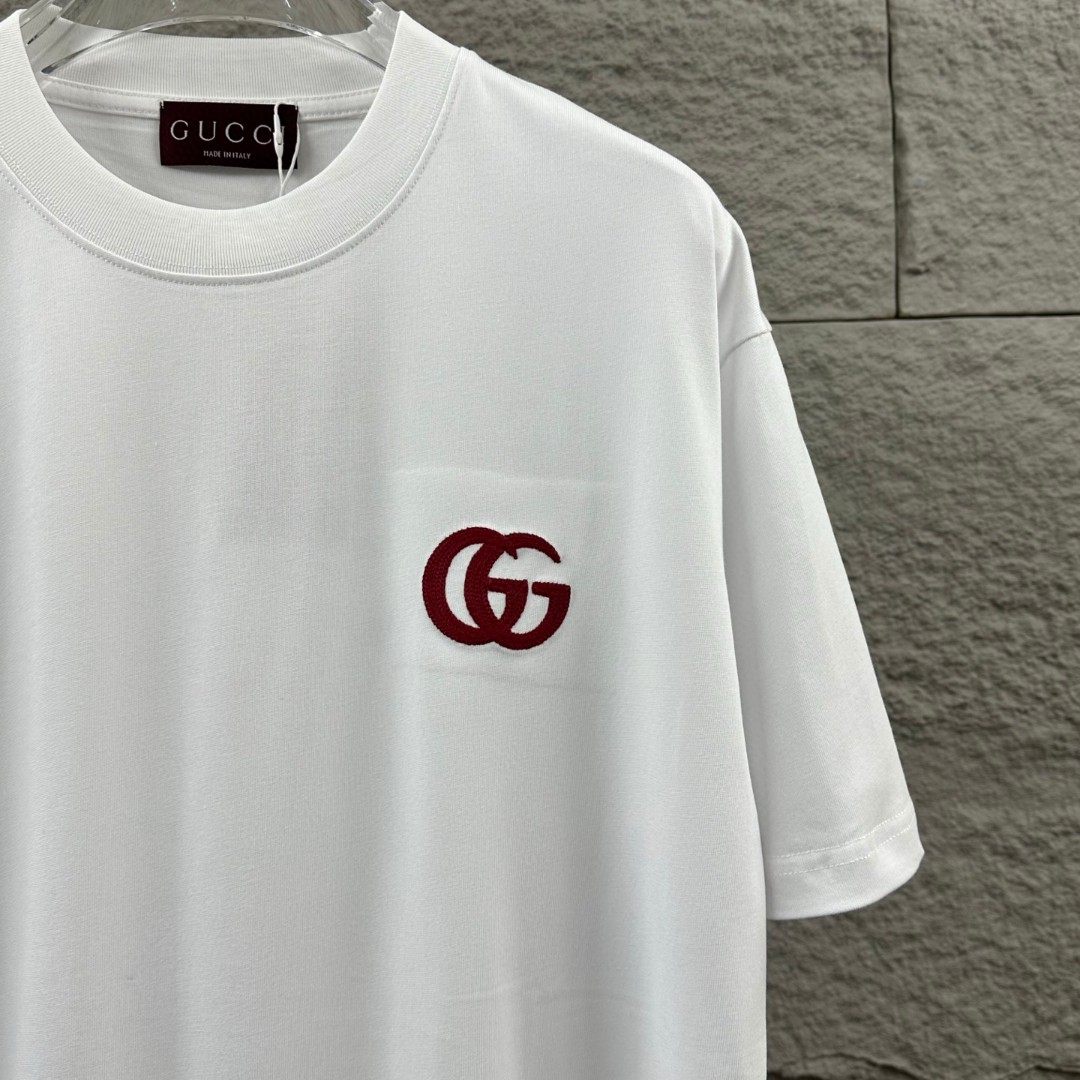P75 Gu* 古驰* 2026春夏新款 双G胸前Gucci字母. 刺绣工艺 短袖T恤 定制双纱平纹纯棉面料 男女同款 颜色：黑色 白色 尺码： S （90-130斤） M （120-150斤） L （140-165斤） XL （160-180斤） XXL （180-210斤）