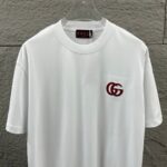 P75 Gu* 古驰* 2026春夏新款 双G胸前Gucci字母. 刺绣工艺 短袖T恤 定制双纱平纹纯棉面料 男女同款 颜色：黑色 白色 尺码： S （90-130斤） M （120-150斤） L （140-165斤） XL （160-180斤） XXL （180-210斤）