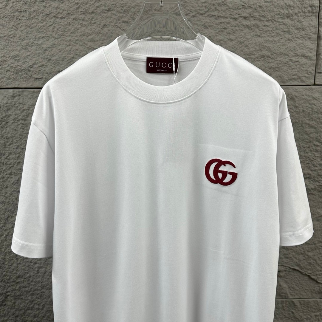 P75 Gu* 古驰* 2026春夏新款 双G胸前Gucci字母. 刺绣工艺 短袖T恤 定制双纱平纹纯棉面料 男女同款 颜色：黑色 白色 尺码： S （90-130斤） M （120-150斤） L （140-165斤） XL （160-180斤） XXL （180-210斤）