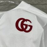 P75 Gu* 古驰* 2026春夏新款 双G胸前Gucci字母. 刺绣工艺 短袖T恤 定制双纱平纹纯棉面料 男女同款 颜色：黑色 白色 尺码： S （90-130斤） M （120-150斤） L （140-165斤） XL （160-180斤） XXL （180-210斤）