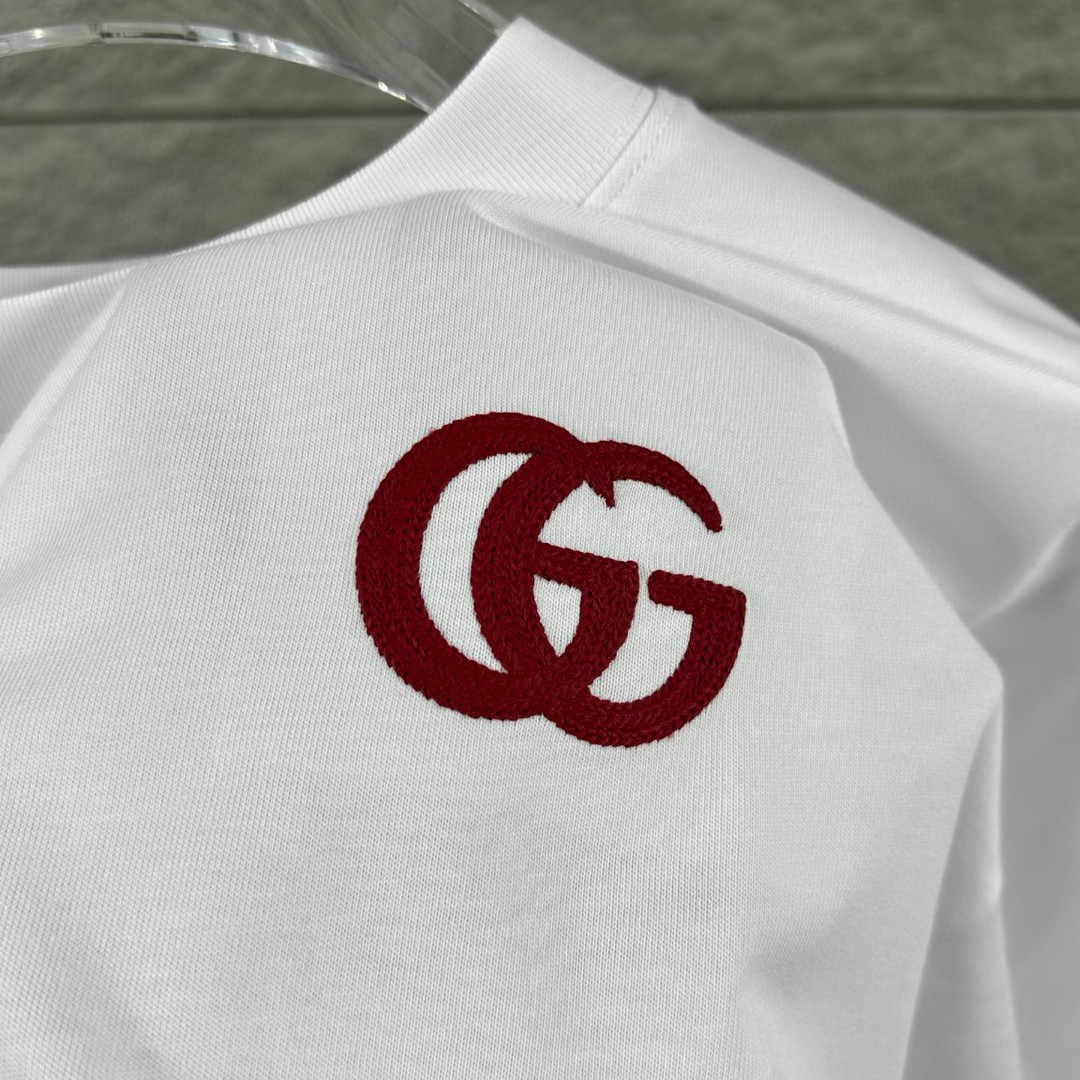 P75 Gu* 古驰* 2026春夏新款 双G胸前Gucci字母. 刺绣工艺 短袖T恤 定制双纱平纹纯棉面料 男女同款 颜色：黑色 白色 尺码： S （90-130斤） M （120-150斤） L （140-165斤） XL （160-180斤） XXL （180-210斤）