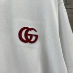 P75 Gu* 古驰* 2026春夏新款 双G胸前Gucci字母. 刺绣工艺 短袖T恤 定制双纱平纹纯棉面料 男女同款 颜色：黑色 白色 尺码： S （90-130斤） M （120-150斤） L （140-165斤） XL （160-180斤） XXL （180-210斤）