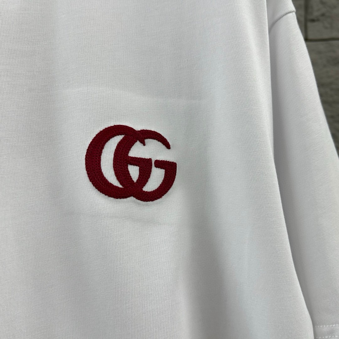P75 Gu* 古驰* 2026春夏新款 双G胸前Gucci字母. 刺绣工艺 短袖T恤 定制双纱平纹纯棉面料 男女同款 颜色：黑色 白色 尺码： S （90-130斤） M （120-150斤） L （140-165斤） XL （160-180斤） XXL （180-210斤）