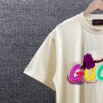 P80 Gucc* 古*驰* 2026春夏新款 独家版个性字母logo印花设计 短袖T恤 定制双纱平纹纯棉面料 男女同款 颜色：黑色 白色 杏色 尺码： S （90-130斤） M （120-150斤） L （140-165斤） XL （160-180斤） XXL （180-210斤）