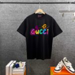 P80 Gucc* 古*驰* 2026春夏新款 独家版个性字母logo印花设计 短袖T恤 定制双纱平纹纯棉面料 男女同款 颜色：黑色 白色 杏色 尺码： S （90-130斤） M （120-150斤） L （140-165斤） XL （160-180斤） XXL （180-210斤）