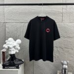 P75 Gu* 古驰* 2026春夏新款 双G胸前Gucci字母. 刺绣工艺 短袖T恤 定制双纱平纹纯棉面料 男女同款 颜色：黑色 白色 尺码： S （90-130斤） M （120-150斤） L （140-165斤） XL （160-180斤） XXL （180-210斤）