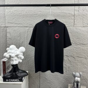 P75 Gu* 古驰* 2026春夏新款 双G胸前Gucci字母. 刺绣工艺 短袖T恤 定制双纱平纹纯棉面料 男女同款 颜色：黑色 白色 尺码： S （90-130斤） M （120-150斤） L （140-165斤） XL （160-180斤） XXL （180-210斤）