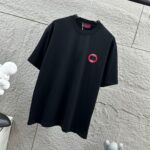 P75 Gu* 古驰* 2026春夏新款 双G胸前Gucci字母. 刺绣工艺 短袖T恤 定制双纱平纹纯棉面料 男女同款 颜色：黑色 白色 尺码： S （90-130斤） M （120-150斤） L （140-165斤） XL （160-180斤） XXL （180-210斤）