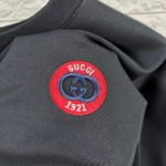 P75 Gu* 古驰* 2026春夏新款 双G胸前Gucci字母. 刺绣工艺 短袖T恤 定制双纱平纹纯棉面料 男女同款 颜色：黑色 白色 尺码： S （90-130斤） M （120-150斤） L （140-165斤） XL （160-180斤） XXL （180-210斤）