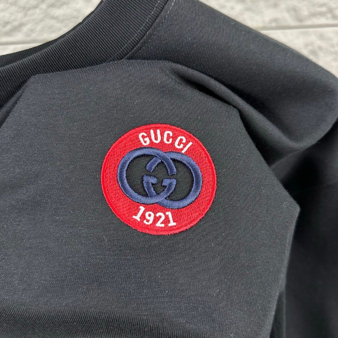 P75 Gu* 古驰* 2026春夏新款 双G胸前Gucci字母. 刺绣工艺 短袖T恤 定制双纱平纹纯棉面料 男女同款 颜色：黑色 白色 尺码： S （90-130斤） M （120-150斤） L （140-165斤） XL （160-180斤） XXL （180-210斤）