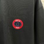 P75 Gu* 古驰* 2026春夏新款 双G胸前Gucci字母. 刺绣工艺 短袖T恤 定制双纱平纹纯棉面料 男女同款 颜色：黑色 白色 尺码： S （90-130斤） M （120-150斤） L （140-165斤） XL （160-180斤） XXL （180-210斤）