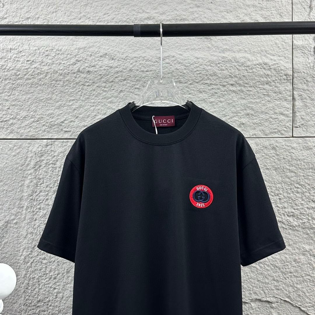 P75 Gu* 古驰* 2026春夏新款 双G胸前Gucci字母. 刺绣工艺 短袖T恤 定制双纱平纹纯棉面料 男女同款 颜色：黑色 白色 尺码： S （90-130斤） M （120-150斤） L （140-165斤） XL （160-180斤） XXL （180-210斤）