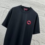 P75 Gu* 古驰* 2026春夏新款 双G胸前Gucci字母. 刺绣工艺 短袖T恤 定制双纱平纹纯棉面料 男女同款 颜色：黑色 白色 尺码： S （90-130斤） M （120-150斤） L （140-165斤） XL （160-180斤） XXL （180-210斤）