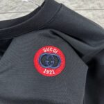 P75 Gu* 古驰* 2026春夏新款 双G胸前Gucci字母. 刺绣工艺 短袖T恤 定制双纱平纹纯棉面料 男女同款 颜色：黑色 白色 尺码： S （90-130斤） M （120-150斤） L （140-165斤） XL （160-180斤） XXL （180-210斤）