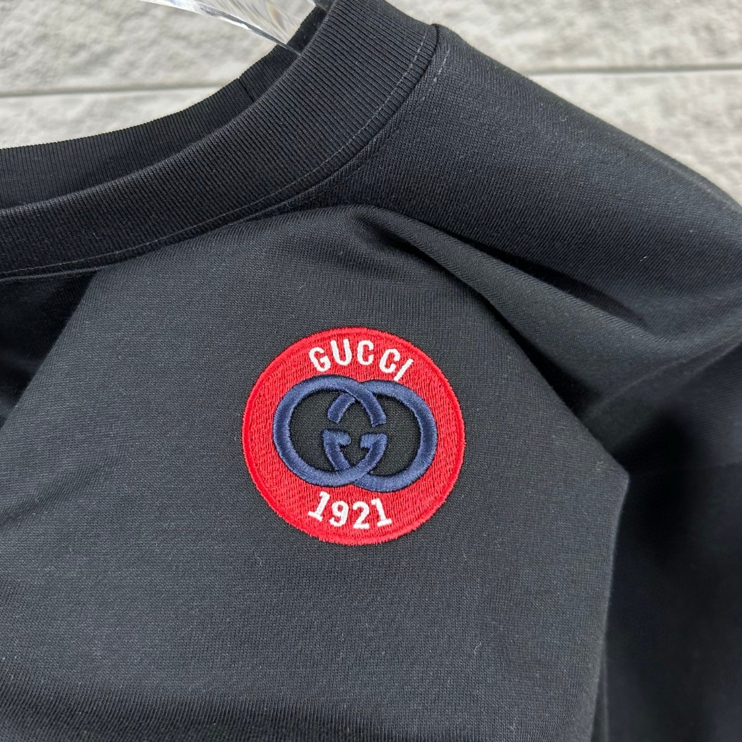P75 Gu* 古驰* 2026春夏新款 双G胸前Gucci字母. 刺绣工艺 短袖T恤 定制双纱平纹纯棉面料 男女同款 颜色：黑色 白色 尺码： S （90-130斤） M （120-150斤） L （140-165斤） XL （160-180斤） XXL （180-210斤）