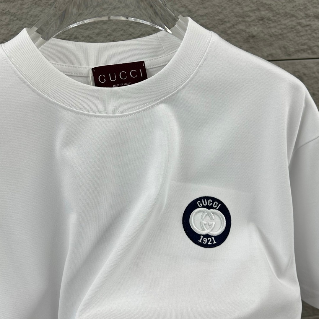 weigou_208086_3_95bd450a40 P75 Gu* 古驰* 2026春夏新款 双G胸前Gucci字母. 刺绣工艺 短袖T恤 定制双纱平纹纯棉面料 男女同款 颜色:黑色 白色 尺码: S (90-130斤) M (120-150斤) L (140-165斤) XL (160-180斤) XXL (180-210斤)