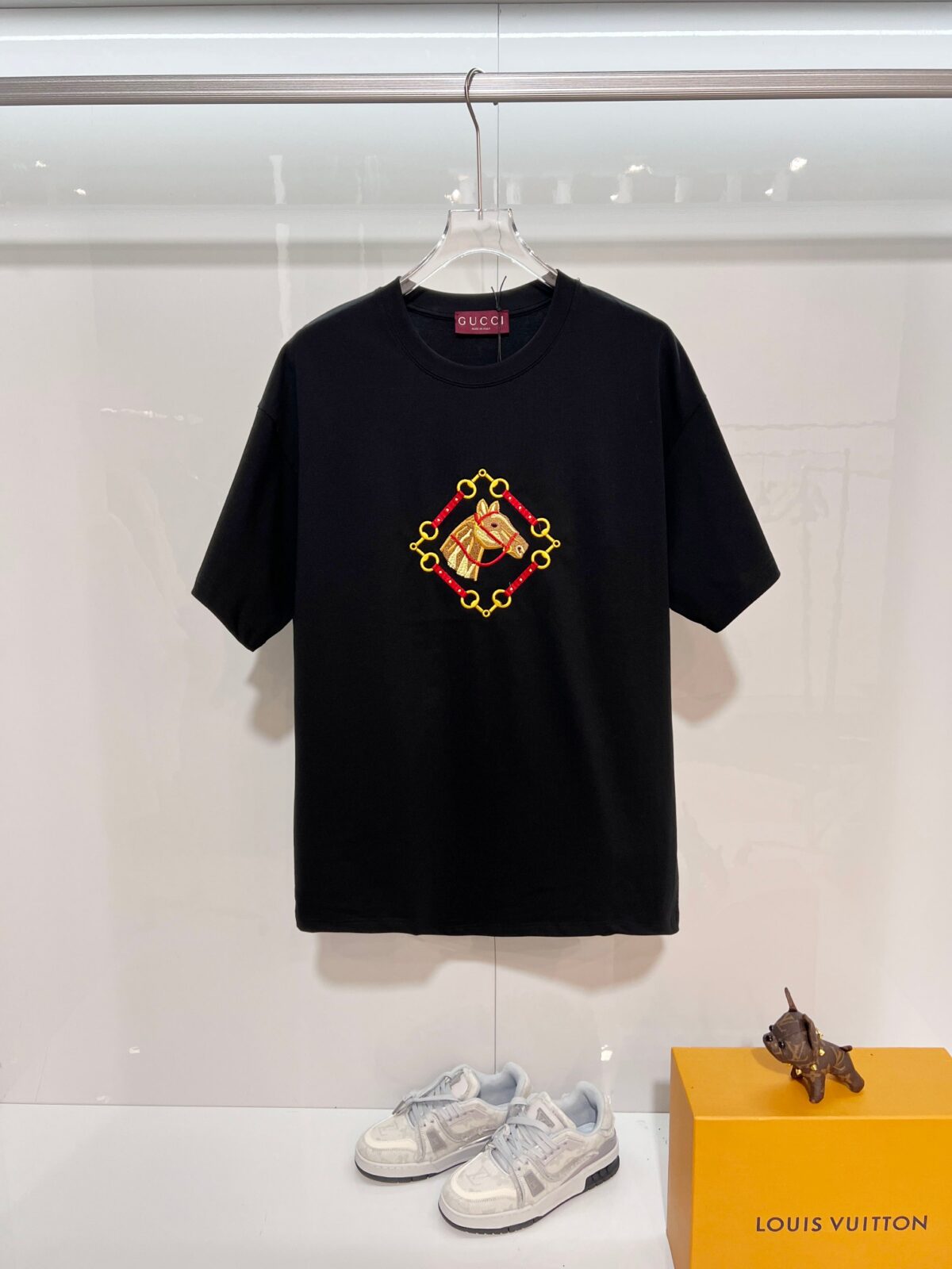 weigou_208089_0_bd5946872c P80 GUCCI/古驰 高品质320克圆领短袖T恤 品牌经典 锁扣铁链马匹🐴刺绣字母LOGO 男女同款 2026ss早春官方同步 高版本 高品质 时尚个性 百搭潮流 纯原品质 原版面料 吊牌 领标 水洗麦 三标齐全 颜色: 黑色.白色. 尺码:S M L XL
