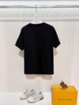 weigou_208089_1_5559027ad1 P80 GUCCI/古驰 高品质320克圆领短袖T恤 品牌经典 锁扣铁链马匹🐴刺绣字母LOGO 男女同款 2026ss早春官方同步 高版本 高品质 时尚个性 百搭潮流 纯原品质 原版面料 吊牌 领标 水洗麦 三标齐全 颜色: 黑色.白色. 尺码:S M L XL