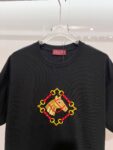 weigou_208089_2_bcb7d8f1eb P80 GUCCI/古驰 高品质320克圆领短袖T恤 品牌经典 锁扣铁链马匹🐴刺绣字母LOGO 男女同款 2026ss早春官方同步 高版本 高品质 时尚个性 百搭潮流 纯原品质 原版面料 吊牌 领标 水洗麦 三标齐全 颜色: 黑色.白色. 尺码:S M L XL