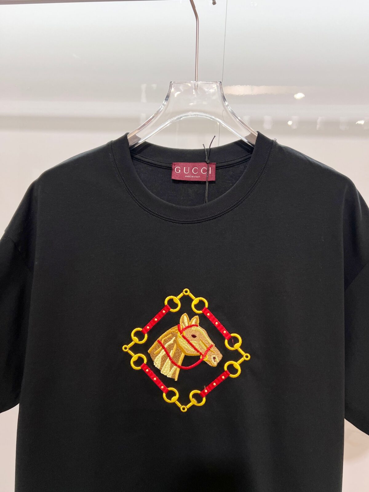 weigou_208089_2_bcb7d8f1eb P80 GUCCI/古驰 高品质320克圆领短袖T恤 品牌经典 锁扣铁链马匹🐴刺绣字母LOGO 男女同款 2026ss早春官方同步 高版本 高品质 时尚个性 百搭潮流 纯原品质 原版面料 吊牌 领标 水洗麦 三标齐全 颜色: 黑色.白色. 尺码:S M L XL