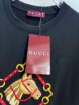 weigou_208089_3_ac9726a4e1 P80 GUCCI/古驰 高品质320克圆领短袖T恤 品牌经典 锁扣铁链马匹🐴刺绣字母LOGO 男女同款 2026ss早春官方同步 高版本 高品质 时尚个性 百搭潮流 纯原品质 原版面料 吊牌 领标 水洗麦 三标齐全 颜色: 黑色.白色. 尺码:S M L XL