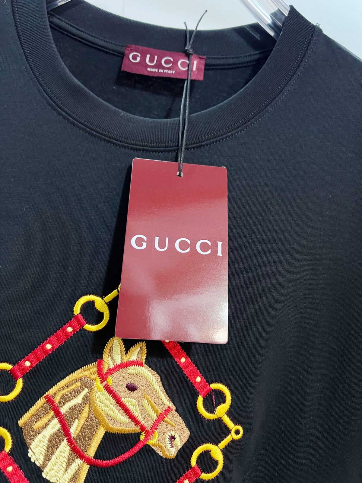 weigou_208089_3_ac9726a4e1 P80 GUCCI/古驰 高品质320克圆领短袖T恤 品牌经典 锁扣铁链马匹🐴刺绣字母LOGO 男女同款 2026ss早春官方同步 高版本 高品质 时尚个性 百搭潮流 纯原品质 原版面料 吊牌 领标 水洗麦 三标齐全 颜色: 黑色.白色. 尺码:S M L XL