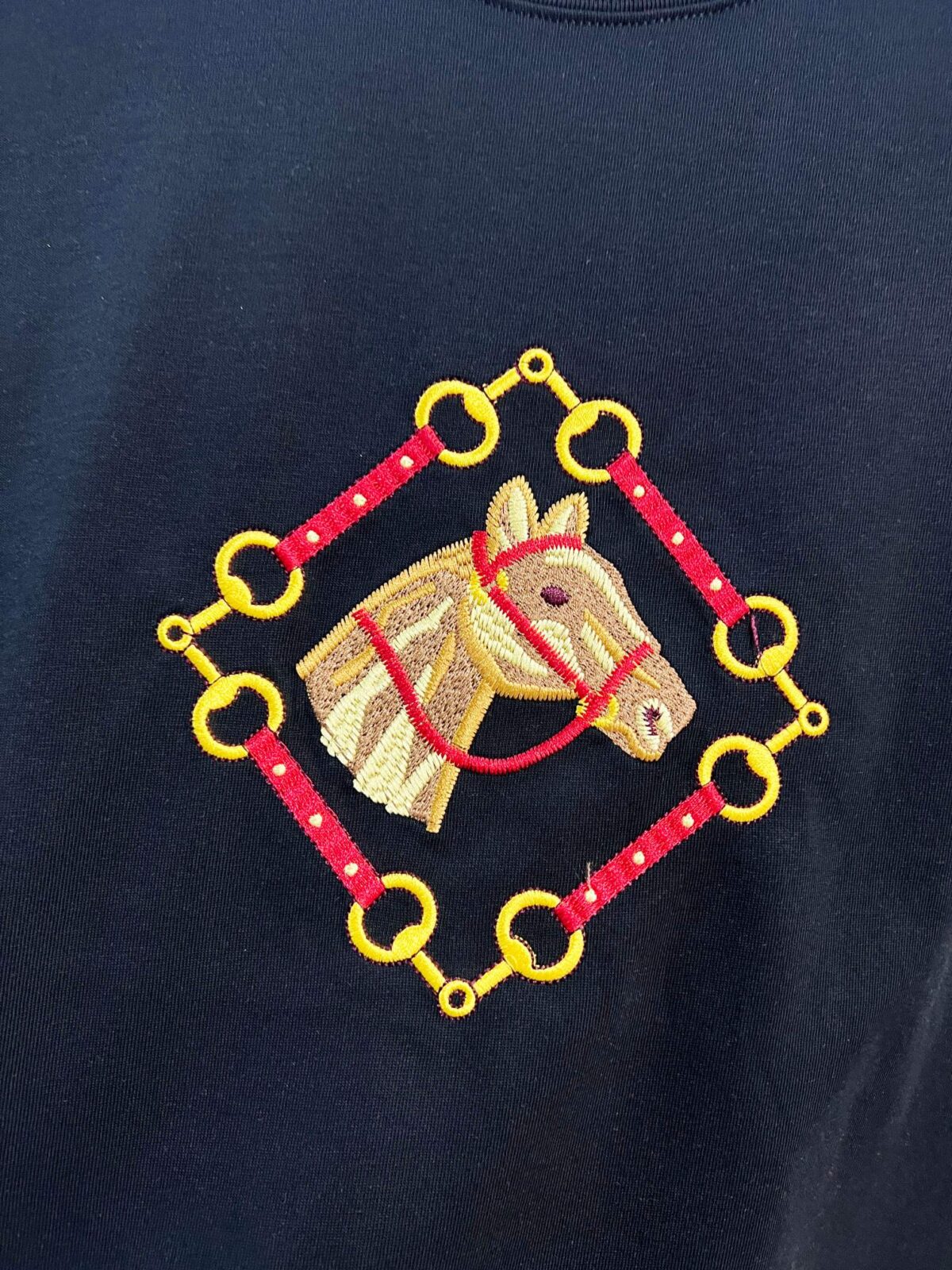 weigou_208089_4_7a1c8ce5a1 P80 GUCCI/古驰 高品质320克圆领短袖T恤 品牌经典 锁扣铁链马匹🐴刺绣字母LOGO 男女同款 2026ss早春官方同步 高版本 高品质 时尚个性 百搭潮流 纯原品质 原版面料 吊牌 领标 水洗麦 三标齐全 颜色: 黑色.白色. 尺码:S M L XL